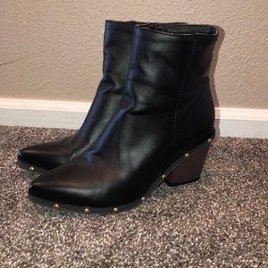 BlACK HEELED ANKLE BOOTIES🖤
